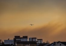 Mais de 400 bombeiros e 14 meios aéreos combatem incêndio em Cascais