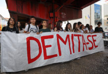 Jovens manifestam-se junto ao ME e exigem a demissão de Fernando Alexandre
