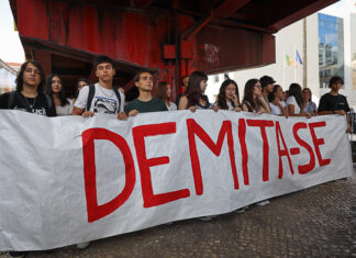 Jovens manifestam-se junto ao ME e exigem a demissão de Fernando Alexandre