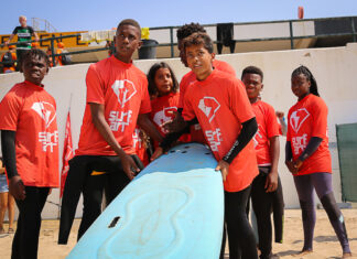Surf.Art leva surf terapia e inclusão social a jovens vulneráveis na Praia de Carcavelos