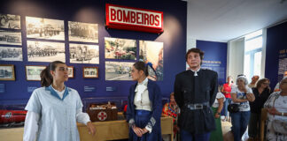 Visita guiada encenada une teatro e história na exposição dedicada aos bombeiros