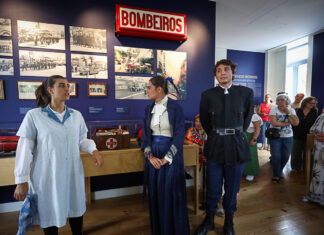 Visita guiada encenada une teatro e história na exposição dedicada aos bombeiros