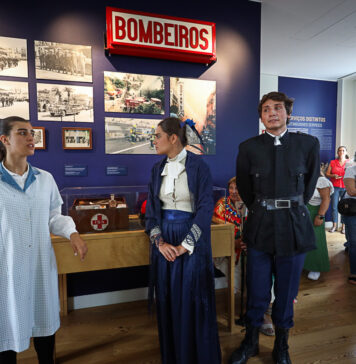 Visita guiada encenada une teatro e história na exposição dedicada aos bombeiros