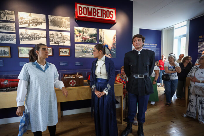 Visita encenada a exposição de Bombeiros