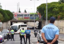 PSP detém três pessoas em Cascais por desobediência e condução sem habilitação legal